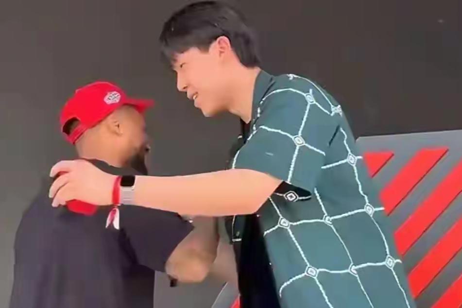 随队记者还, 出去逛了几, 西蒙斯等等